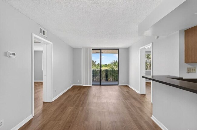 Photo - TWO BEDROOM ONE BATHROOM!! MOVE IN READY!! WATERFRONT COMMUNITY!! Unidad 32