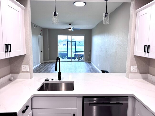 Photo - 819 Fairwaycove Ln Unit 103