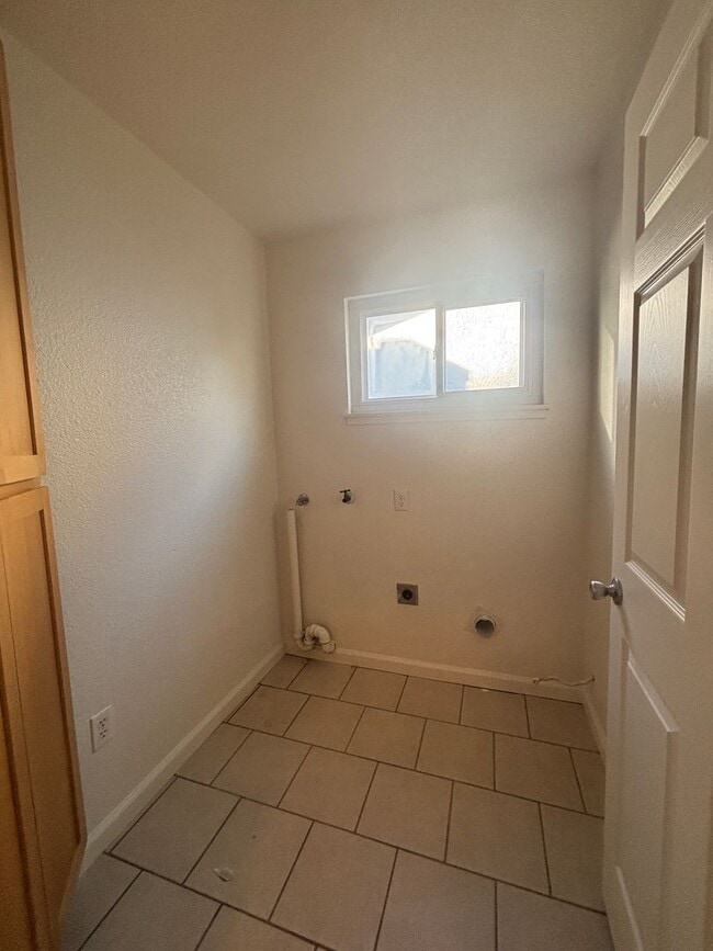 Photo - Central Roseville, Close to Shopping and Parks, 3 Bedroom 2 Bathrooms, 1536sq feet