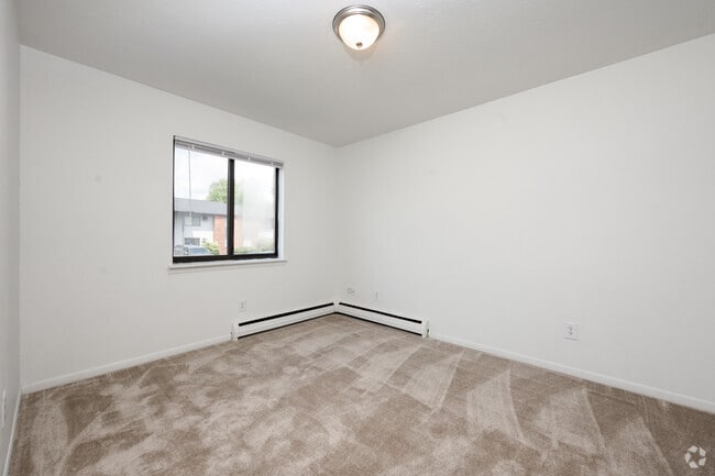 2BR, 1BA - 905SF - Primary Bedroom