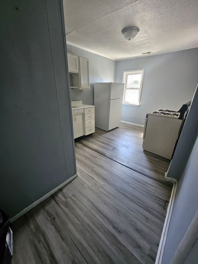 Photo - Upper 1 bedroom unit gas included