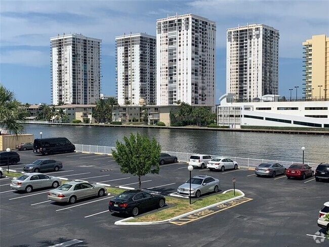Building Photo - 1000 Parkview Dr Unit 319 Rental