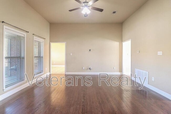 Photo - 954 Old Towne St
