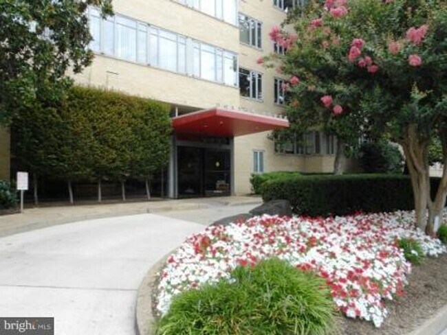 Building Photo - Fantastic location! Great Large Studio for... Unit 416