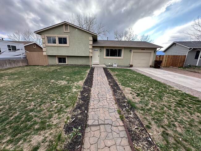 Stunning 3-Bedroom Home with Mountain View... - Stunning 3-Bedroom Home with Mountain View...