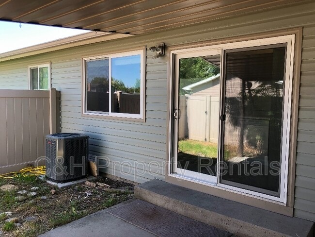 Photo - 1507 Elaine St