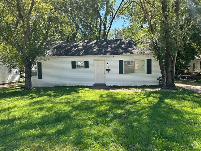 Building Photo - Renovated Three Bedroom Home Move In Ready!