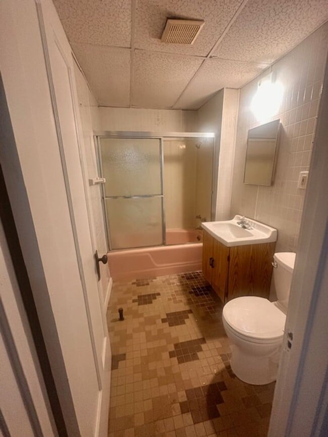 Hessler Place - 5 minute walk to CWRU