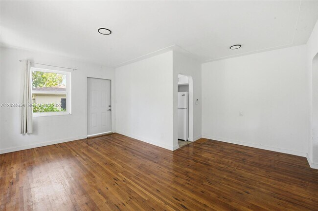 101 NW 74th St Unit 4