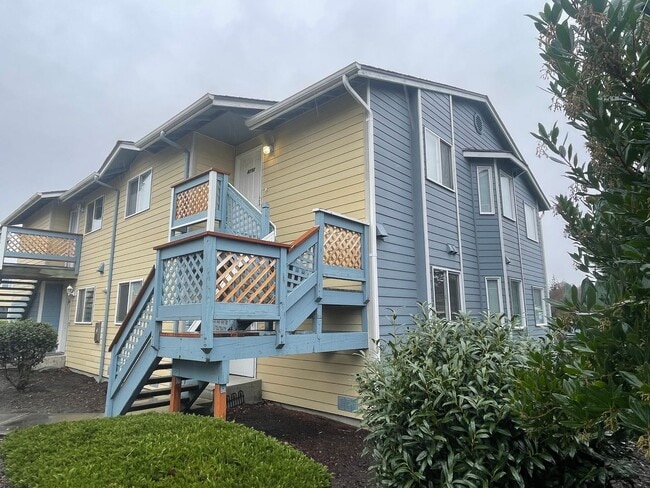 Building Photo - Updated 2 Bedroom, 1.5 Bath Apartment!