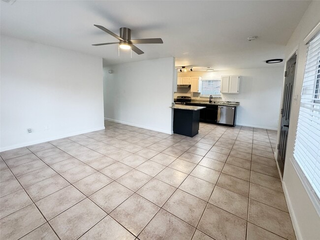 Photo - 918 Bolton Ct