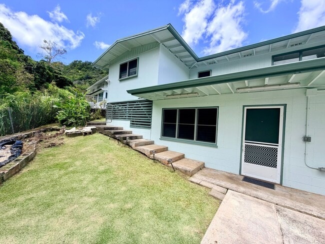 Building Photo - Spacious 2 Bedroom / 2 Bathroom Pet-Friendly Home in Moanalua Valley