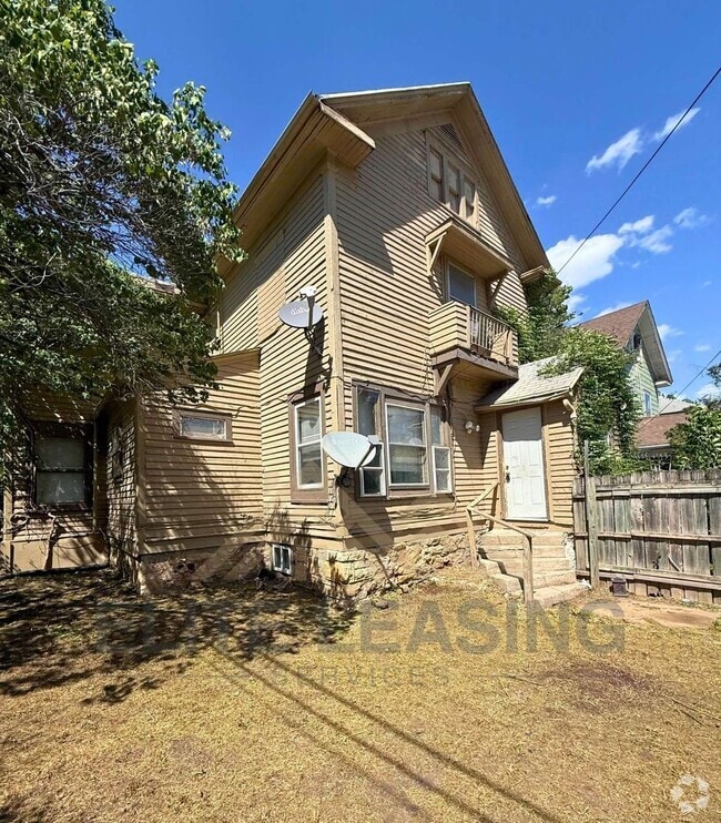 Building Photo - Spacious 3 Bedroom Home in Central Topeka ...