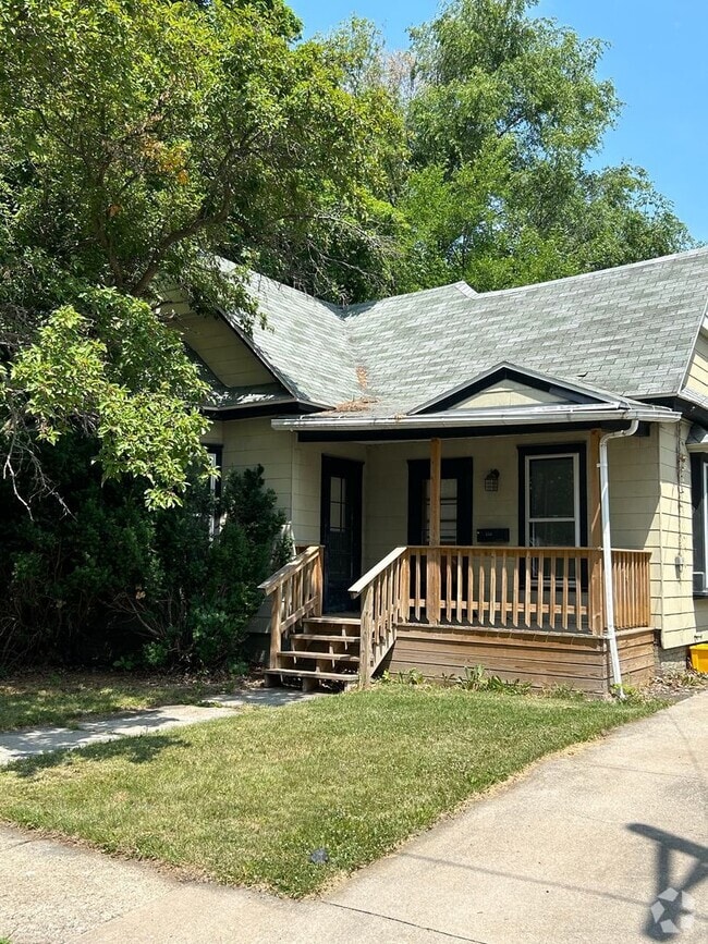 Building Photo - Available August ~ Awesome 1 bedroom, 1 Ba... Rental