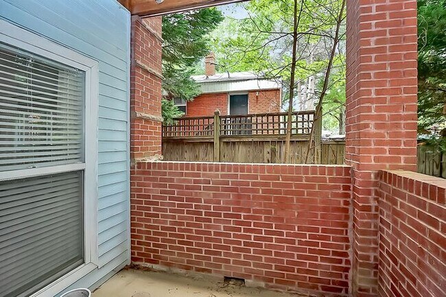 Photo - Stunningly Updated 2BD/2BA Ground Floor Un... Unidad APT A