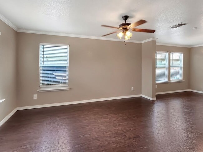 Photo - Spacious 5-Bedroom Retreat with Oversized ...