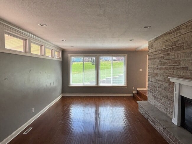 Photo - Available NOW! Gorgeous 3BR/2 BA Unit in Hastings!