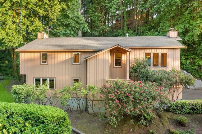 Building Photo - Beautiful 3 bedroom home in Lake Oswego!