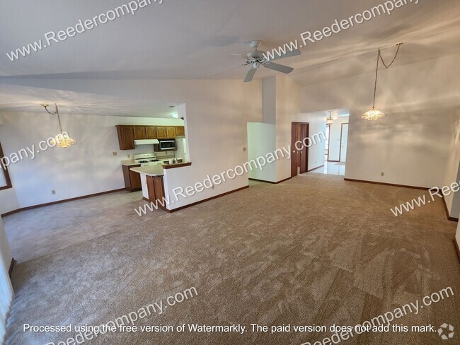 Building Photo - Spacious 3 bedroom 2 bathroom townhouse