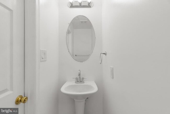 Photo - 111 Cavenrock Ct