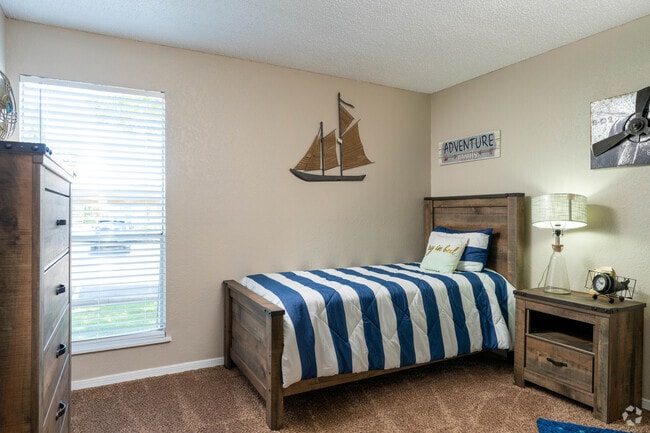 2BR, 1BA - 920SF