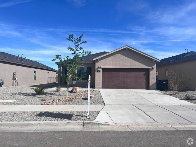 Building Photo - Newer 4 Br, 2 Ba, with the major appliance... Rental