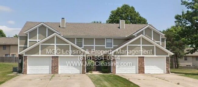 Building Photo - Lee's Summit Townhome in the Chapel Oaks Community!