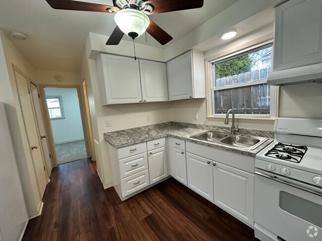 Building Photo - 221 S Rosemary Ave Rental