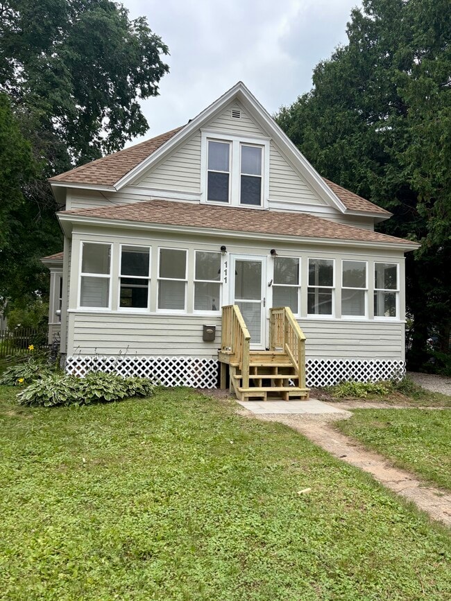 Building Photo - 111 Maple St Rental