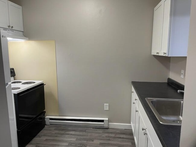 Building Photo - 636 Elm Ave Unit 2