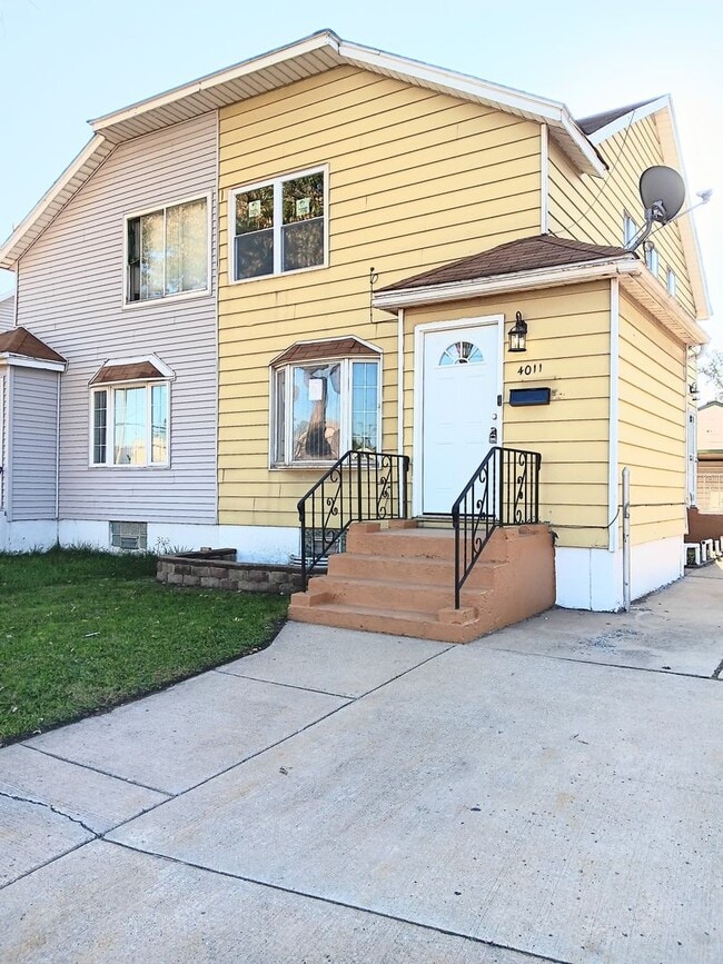 Building Photo - 3 Bedroom Sunnyside Beauty