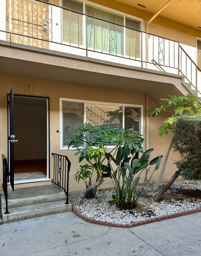 Building Photo - 1325 E 7th St Unit 3 Rental