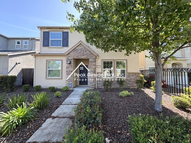 Building Photo - Spacious 4bd/2ba House - Gated Community