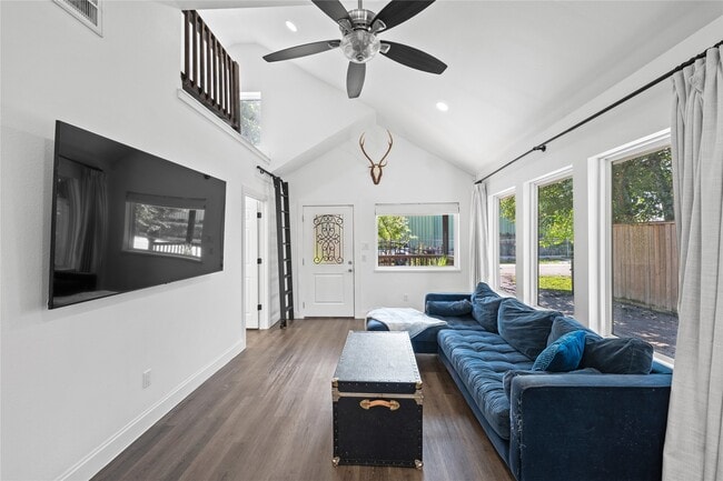 Photo - 3211 Cochran St