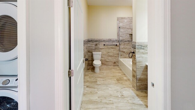 Photo - 680 Grand St