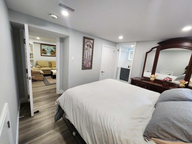 Building Photo - 670 Millbank Dr