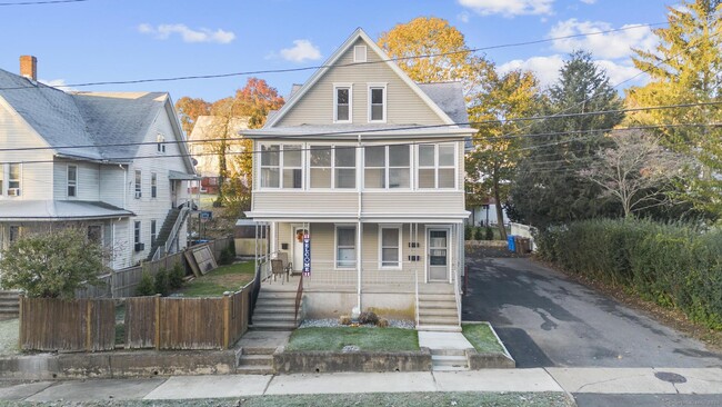 Building Photo - 32 Oak Ave Unit A