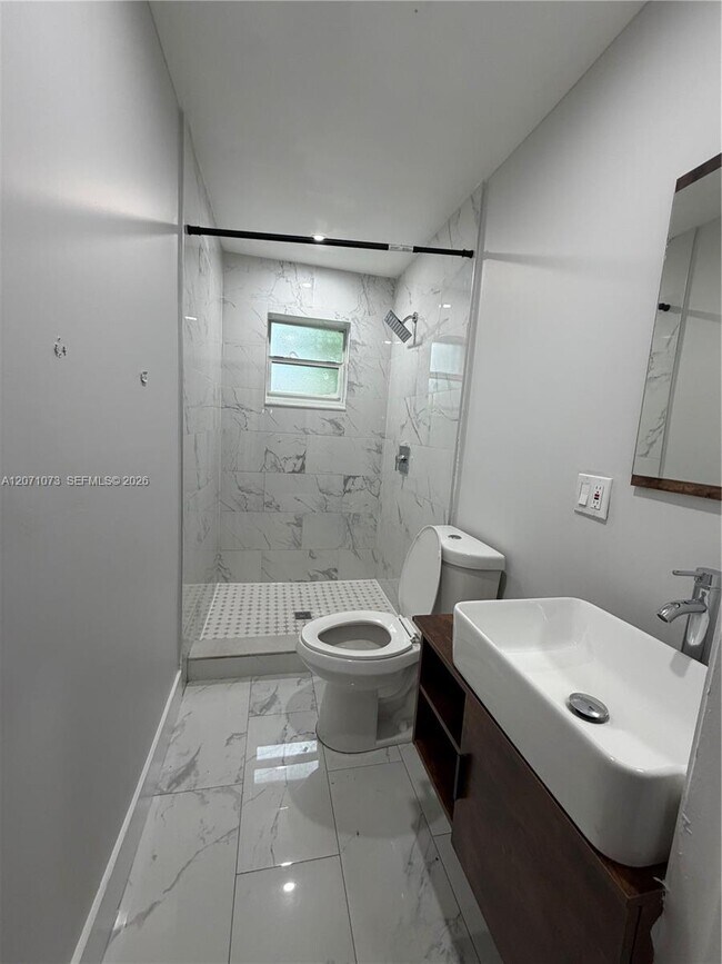 Photo - 706 S F St Unidad REAR