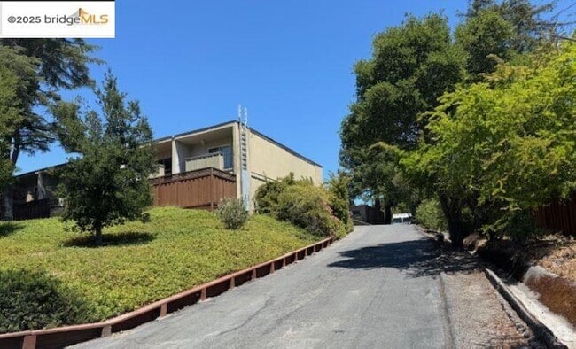 Building Photo - 651 Moraga Rd Rental