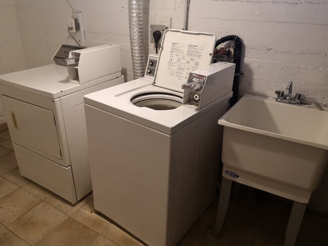 Photo - Spacious 1 Bedroom Apartment in Durand Unit 4
