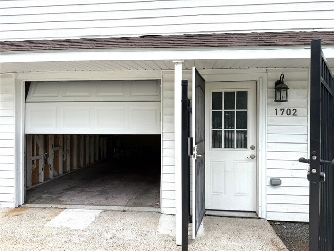 Building Photo - 1702 Studewood St