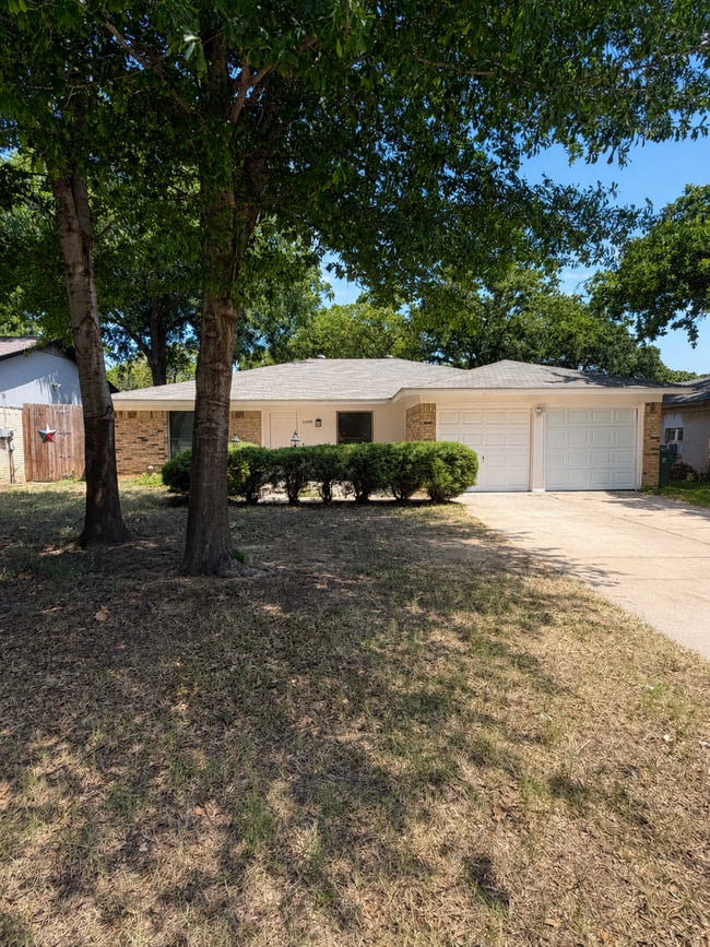 Building Photo - 3-Bedroom, 2 Bath Single Family for Rent in Arlington, TX | Attached Garage & Modern Kitchen
