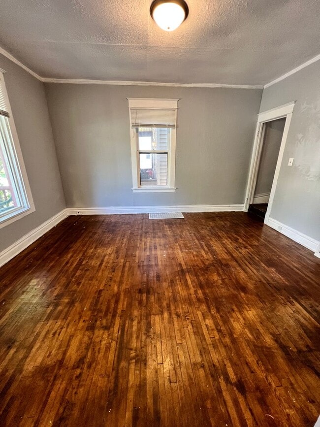 Photo - 708 E 6th St