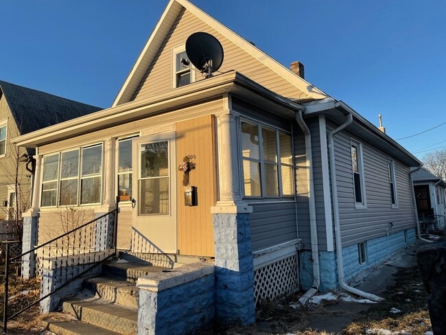 Building Photo - 3 Bedroom House Available Now!!