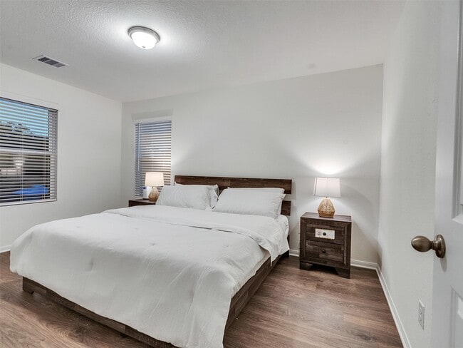 Building Photo - 410 Magnolia Ln