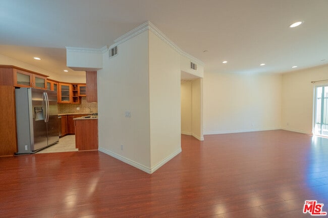 Building Photo - 626 E Orange Grove Ave Unit 105