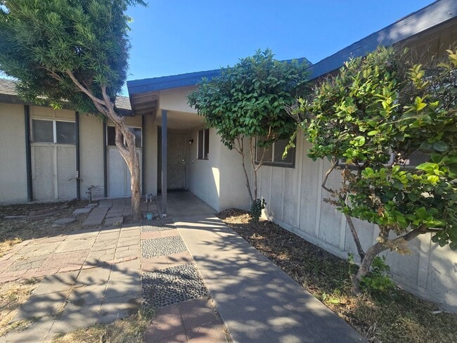 Building Photo - 3 Bedroom 2 Bathroom Home for Rent in Hanford