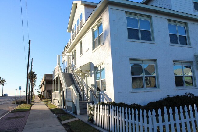 Building Photo - 2101 Bernardo De Galvez Ave Unit 2 Rental