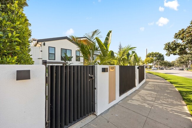 Photo - 212 W 64th St