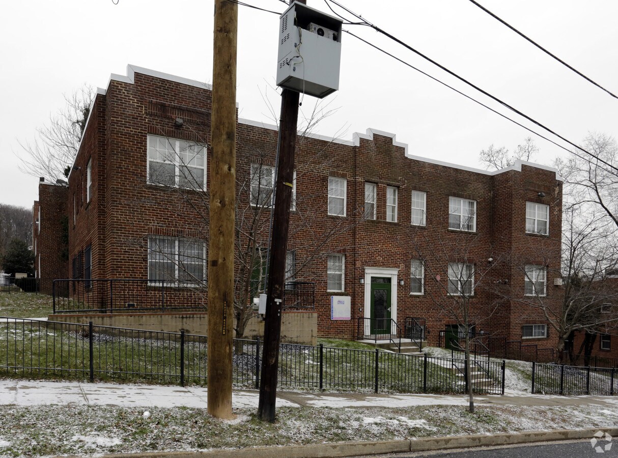 Photo - 1715 V St SE Apartments